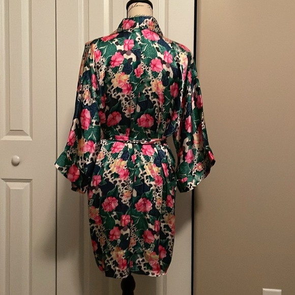 EUC Vintage Victorias Secret Gold Label 100% silk robe, floral & animal print OS - Picture 2 of 6